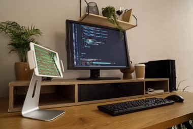 Bilgisayarı ve tableti olan modern programcı işyeri