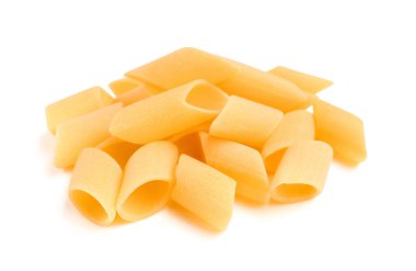 Beyaz arka planda lezzetli çiğ makarna yığını