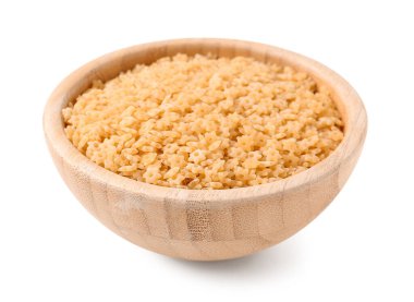 Beyaz arka planda lezzetli, çiğ makarnalı kase.