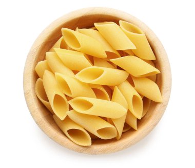 Beyaz arka planda lezzetli çiğ makarna ile kase