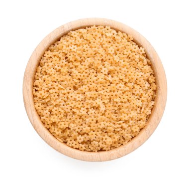 Beyaz arka planda lezzetli, çiğ makarnalı kase.