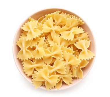 Beyaz arka planda lezzetli çiğ farfalle makarnası.