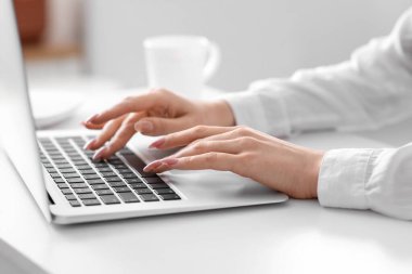 Ofiste çalışan genç ve güzel bir iş kadını.