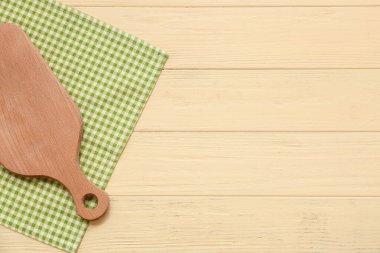 Tahta ve peçeteli masa ayarları sarı ahşap arka planda