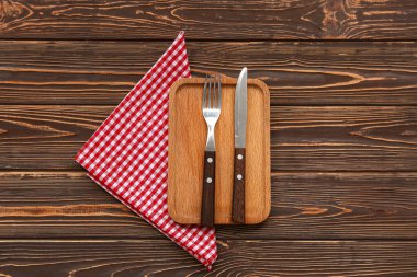 Tahta, peçete ve çatal bıçaklı masa ayarları ahşap arka planda