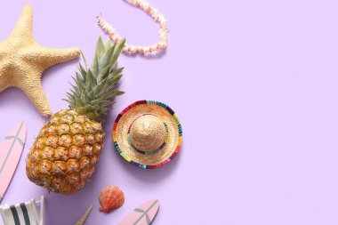 Sombrero şapkalı taze ananas, sörf tahtaları ve leylak arka planda deniz yıldızı.