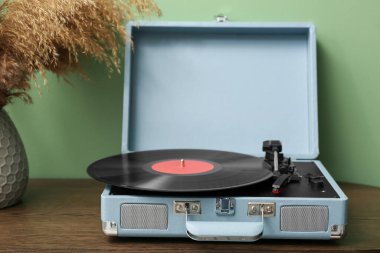 Odada klozette diski olan kayıt çalar