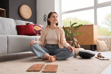 Sadhu tahtasında oturan genç bayan.