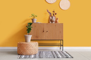 Tuvaleti ve yapay bitkileri olan şık bir oda.