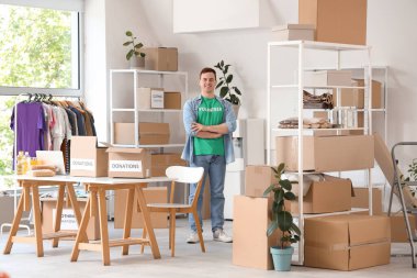 Merkezde bağışları olan bir erkek gönüllü.