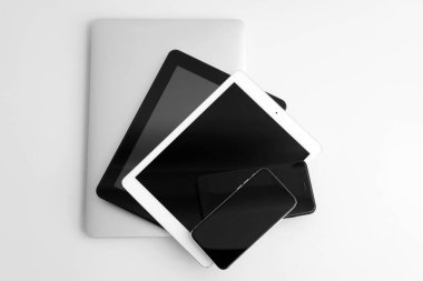 Hafif arka planda modern aygıtlara sahip kompozisyon