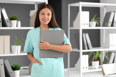 Hastanede dosyası olan genç bir kadın resepsiyonist.