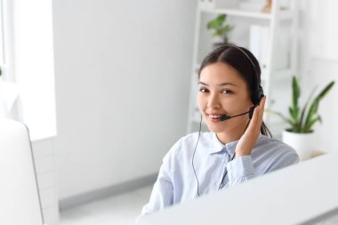 Ofisteki genç bayan resepsiyonist.