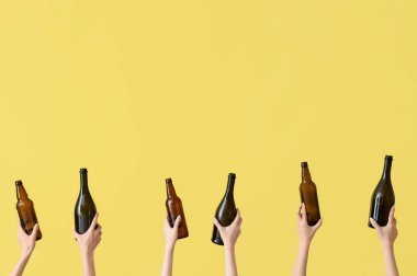 Sarı arka planda cam çöpü tutan kadın eller. Geri dönüşüm kavramı