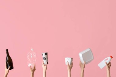 Pembe arka planda farklı elleri olan bir kadın. Geri dönüşüm kavramı