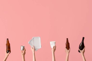 Pembe arka planda farklı çöpleri tutan kadın eller. Geri dönüşüm kavramı