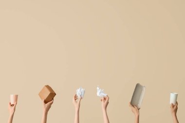 Bej arka planda farklı çöpleri tutan kadın eller. Geri dönüşüm kavramı