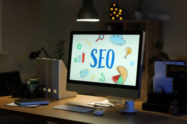 Karanlık ofiste kısaltma SEO ile bilgisayar ekranı