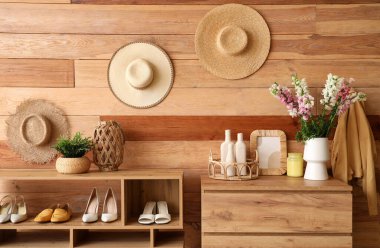 Vazoda çiçekler, koridorda dekor olan çekmeceleri rafa kaldırıyorum.