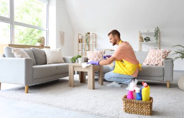 Erkek hademe sepetin yanında, ışık odasında temizlik malzemeleri var.