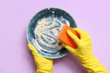 Ellerin leylak arka planda bulaşık yıkıyor.