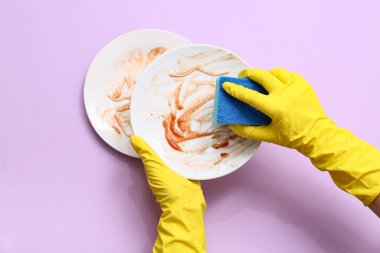 Ellerin leylak arka planda bulaşık yıkıyor.