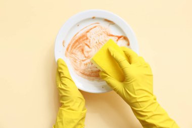 El yıkama bej arka planda bulaşık yıkama