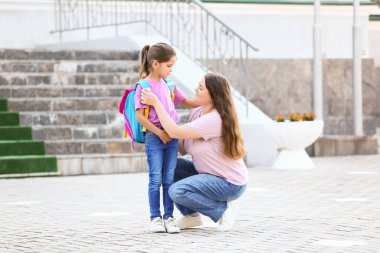 Anne, küçük kızına veda ediyor.