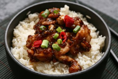 Lezzetli ve ekşi tavuk, kasede pilav, yakın plan.