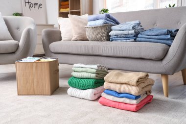 Evdeki oturma odasında içi temiz giysilerle dolu sepetler.