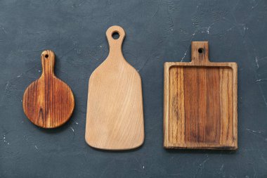 Siyah arkaplanda farklı tahta kesme tahtaları