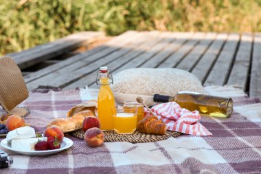 Parkta romantik piknik için lezzetli yemekler ve içecekler.
