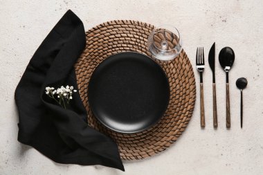 Beyaz arka planda güzel çigila çiçekleri olan şık masa ayarları