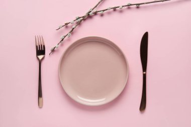 Pembe arka planda söğüt dalları olan güzel bir masa.