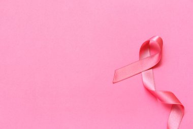 Pembe arka planda ipek kurdele. Göğüs kanseri kavramı