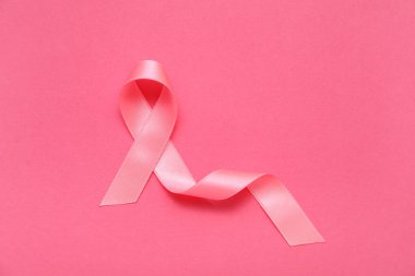 Pembe arka planda ipek kurdele. Göğüs kanseri kavramı