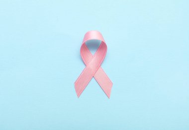 Mavi arka planda pembe ipek kurdele. Göğüs kanseri kavramı