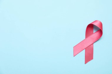 Mavi arka planda pembe ipek kurdele. Göğüs kanseri kavramı
