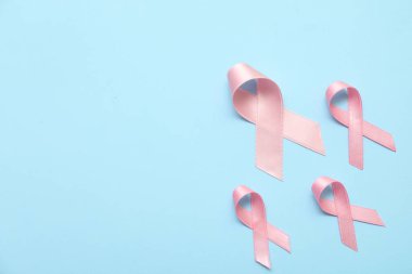 Mavi arka planda pembe ipek kurdeleler. Göğüs kanseri kavramı
