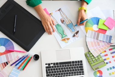 Grafik tasarımcı çizimi tablo üzerinde, üst görünümde