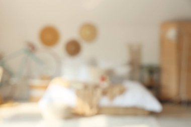 Bisiklet, şapka ve katlanan ekran ile aydınlık yatak odasının bulanık görüntüsü