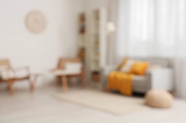 Lambalı, koltuklu, ışıklı oturma odasının bulanık görüntüsü