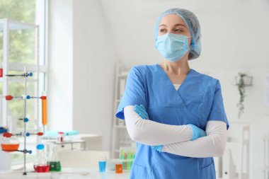 Laboratuvardaki kadın kimyagerin portresi.