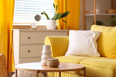 Oturma odasında sepetli vazo, yakın plan.