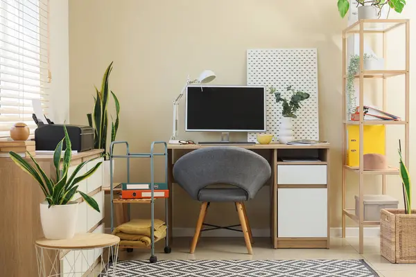 Klozette işyeri ve yazıcı bulunan ofis içi