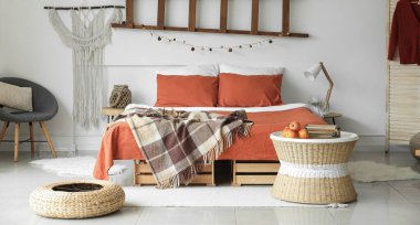 Büyük rahat yataklı ve sonbahar dekorlu şık bir oda.