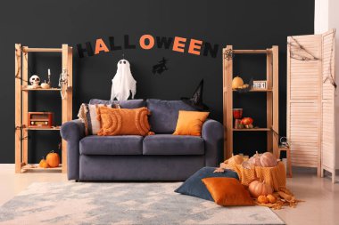 Cadılar Bayramı için dekore edilmiş oturma odasının içi.  