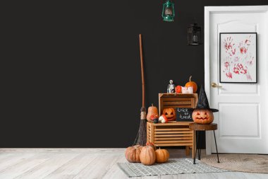 Cadılar Bayramı için dekore edilmiş koridorun içi.  