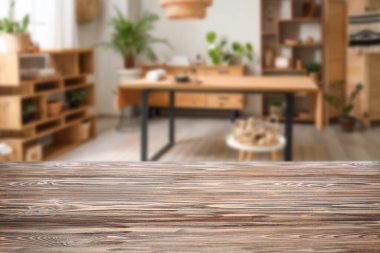 Boş ahşap masa, kaplıca salonunun içi bulanık.