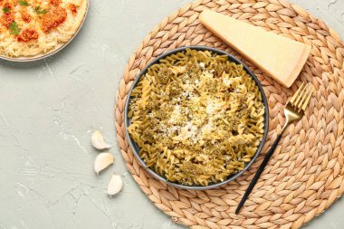 Açık arkaplanda parmesan peynirli lezzetli İtalyan makarnası.